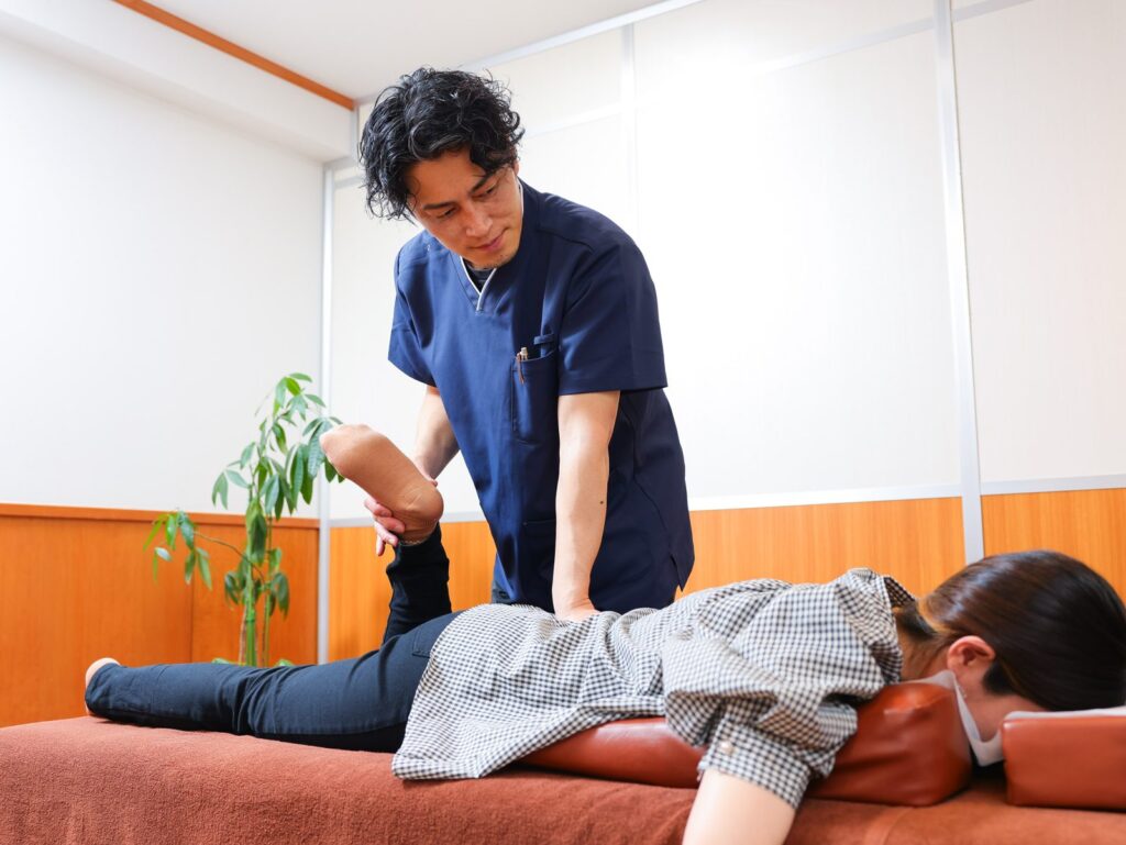 院長の小濃による施術の様子